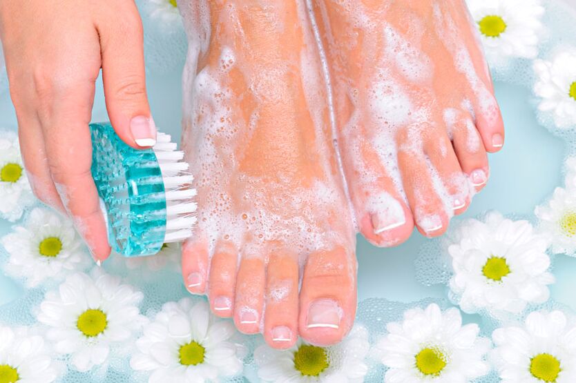 Regelmatig voetwassen is een uitstekende preventie van nagelschimmel.